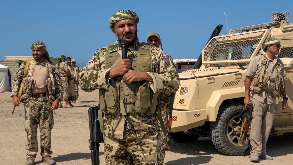 العميد طارق صالح: رفع المعاناة عن الناس لا تقل أهمية عن قتال الحوثي