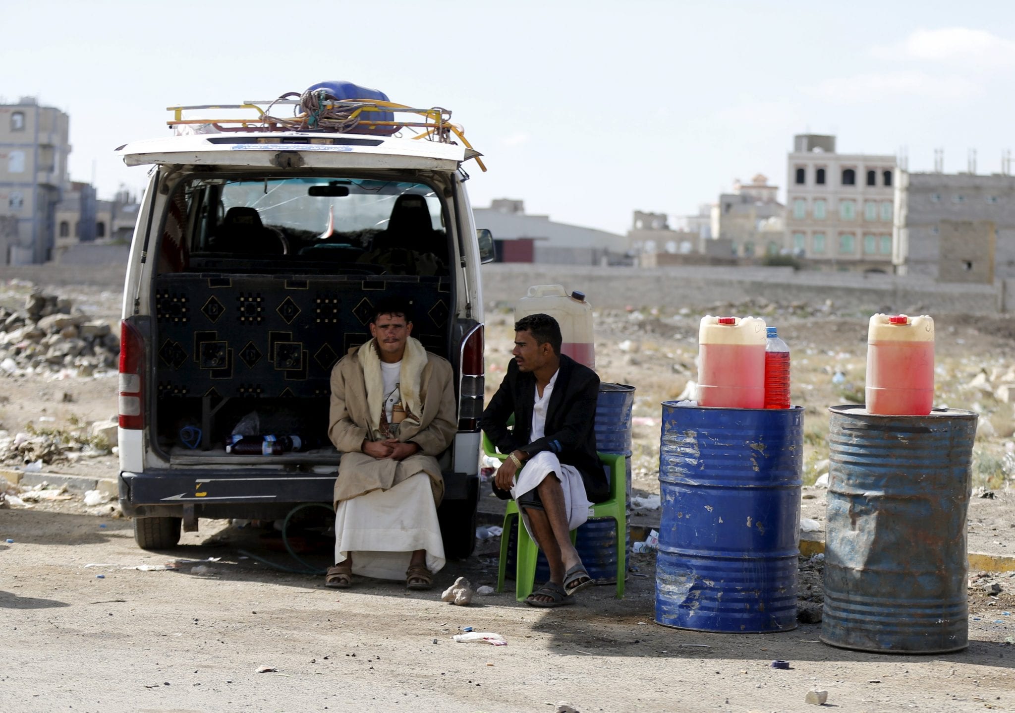 صنعاء: الحوثي “يسوّد” محطات الوقود