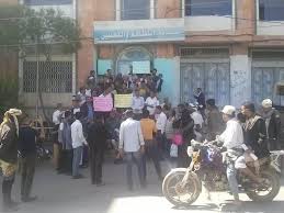 إب: موظفو صندوق النظافة يحتجون ضد اعتداءات الحوثي