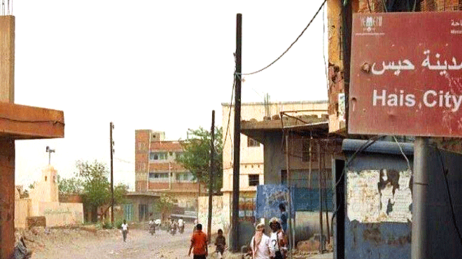 نيران الحوثي تقصف منازل المواطنين في حيس عشوائيا