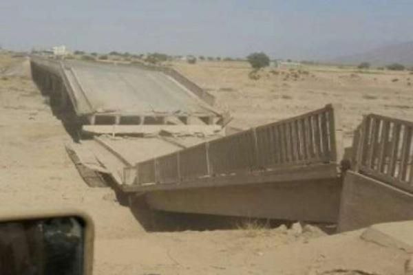 الحوثيون ينسفون جسرا هاما و3 عبّارات في البيضاء