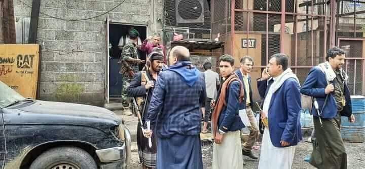 قيادي حوثي يقتحم محطة كهرباء في إب ويختطف موظفيها
