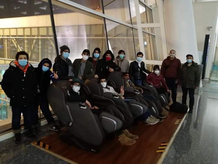 وصول الطلاب اليمنيين في الصين إلى الإمارات وابن زايد يؤكد تقديم الرعاية لهم