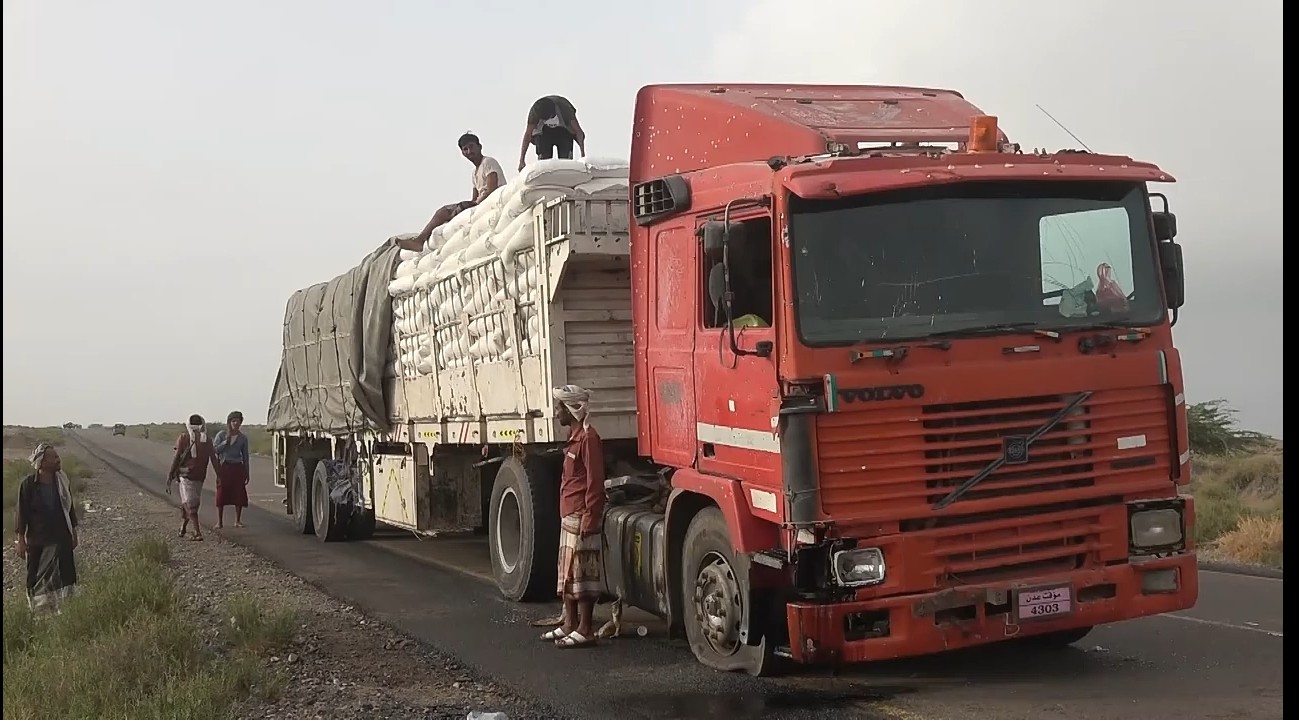 انفجار عبوة حوثية بقاطرة إغاثية في الدريهمي (فيديو)