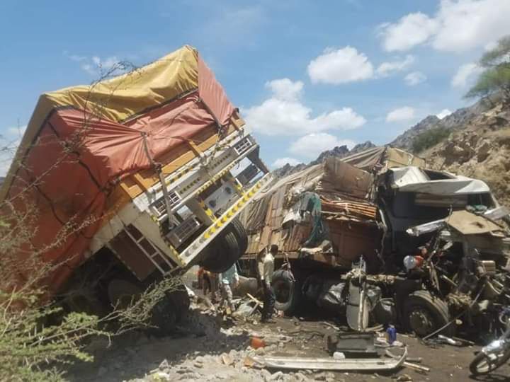 الحديدة: نقطة الحوثيين في منفذ جبل راس تقلب الشاحنات وتخنق البضائع