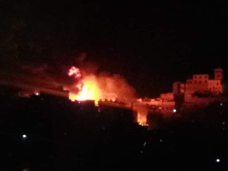 ألتهم 15 منزلا.. حريق هائل في منزل قيادي حوثي حوله لمستودع وقود بصنعاء