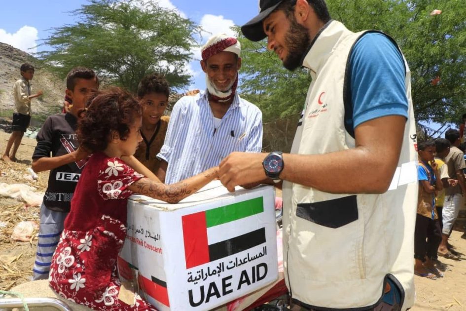 هلال الإمارات يوزع كسوة العيد لـ400 أسرة بالمخا