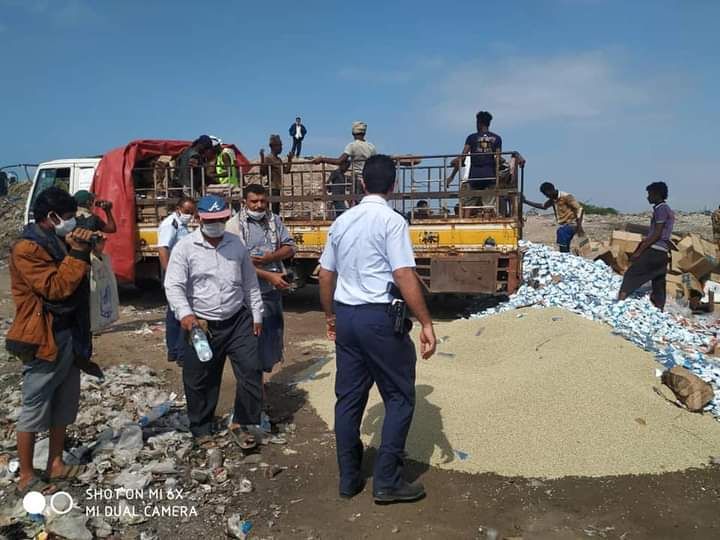 أمام أعين الجوعى.. الحوثيون يتلفون مئات الأطنان من المساعدات باليمن