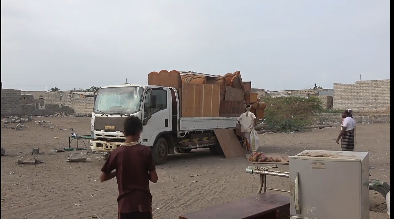 آخر النازحين.. أسرة أخرى تغادر "منظر" جراء القصف الحوثي (فيديو)