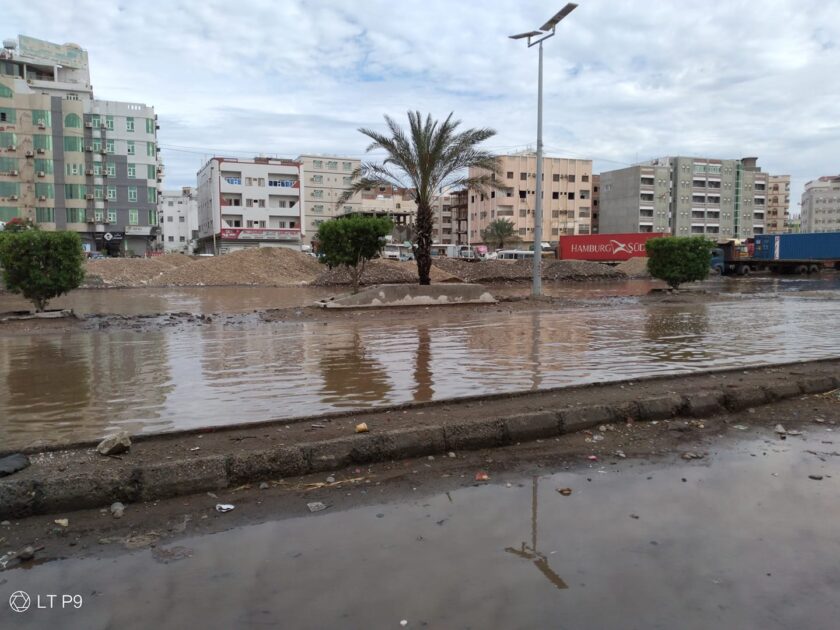 سيول الأمطار تقطع الطرقات وخطوط الكهرباء في عدن ولحج