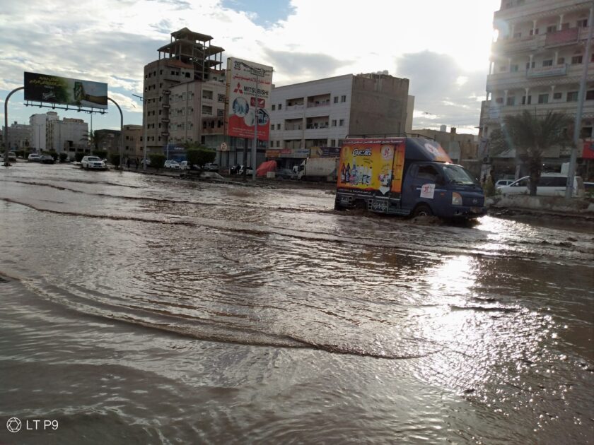 سيول الأمطار تقطع الطرقات وخطوط الكهرباء في عدن ولحج