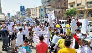 وقفة احتجاجية لأطباء تعز تنديدًا باعتداءت قوات الإخوان