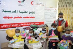 الهلال الإماراتي يوزع حقائب مدرسية لذوي الهمم بحضرموت