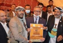 مليشيا الحوثي تكرم قيادياً في القاعدة اسهم بشكل كبير في حشد عناصر التنظيم للقتال معها