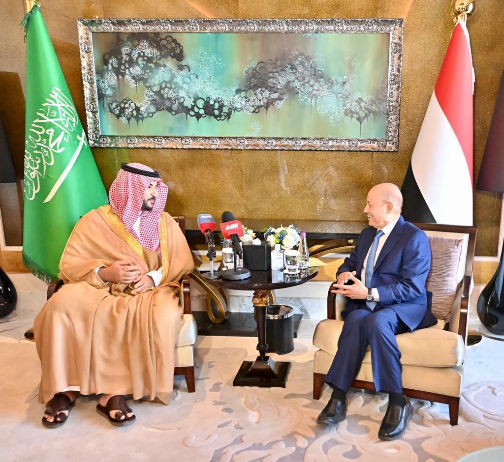 رئيس مجلس القيادة يناقش مع نائب وزير الدفاع بالسعودية مسار سريع للمساعدات الانمائية