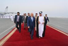 العليمي يصل قطر في ختام جولته الخارجية