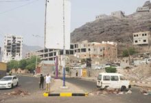 احتجاجات شعبية وإغلاق طرق في كريتر ضد رفع أسعار الوقود