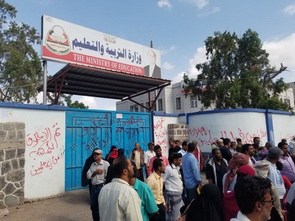 عدن : نقابة المعلمين ترفع الإضراب وتعلن استئناف الدراسة