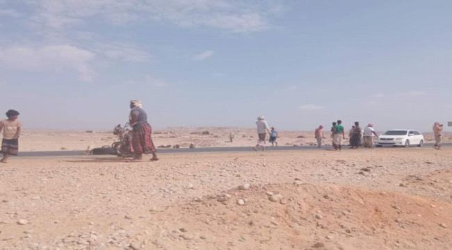 مواطنين في حضرموت يقطعون الخط الدولي تنديدا بانقطاع المياه