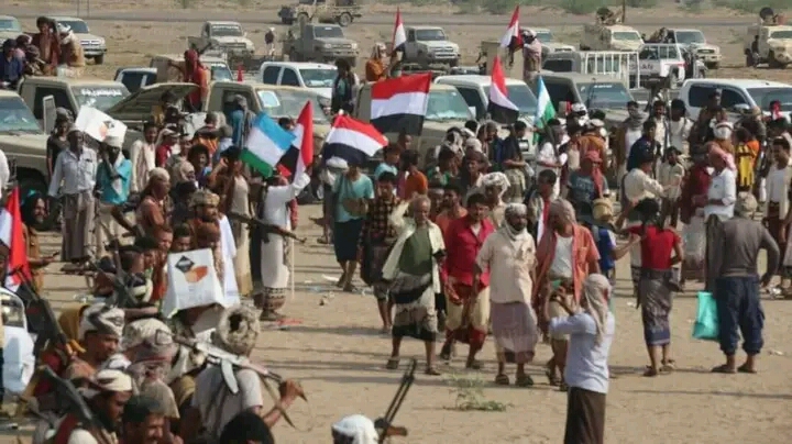 وقفة إحتجاجية لابناء الحديدة تندد بجرائم الحوثي بحق أهالي عزلة القصرة