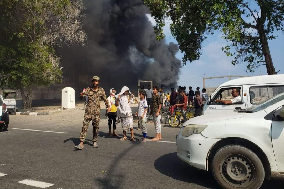 حريق في مخيم للنازحين والمهاجرين الأفارقة بعدن