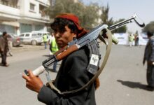 مسلح حوثي يقتل والده في عمران ويؤدي الصرخة فوق جثته