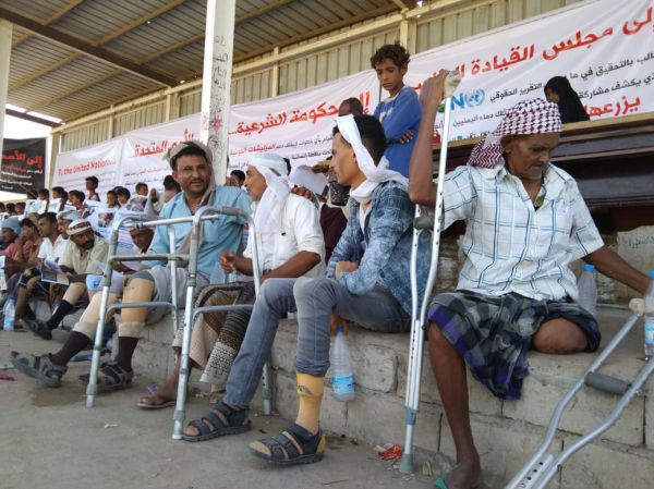 وقفة احتجاجية في الخوخة تندد بدعم الامم المتحدة الحوثيين في مجال الألغام