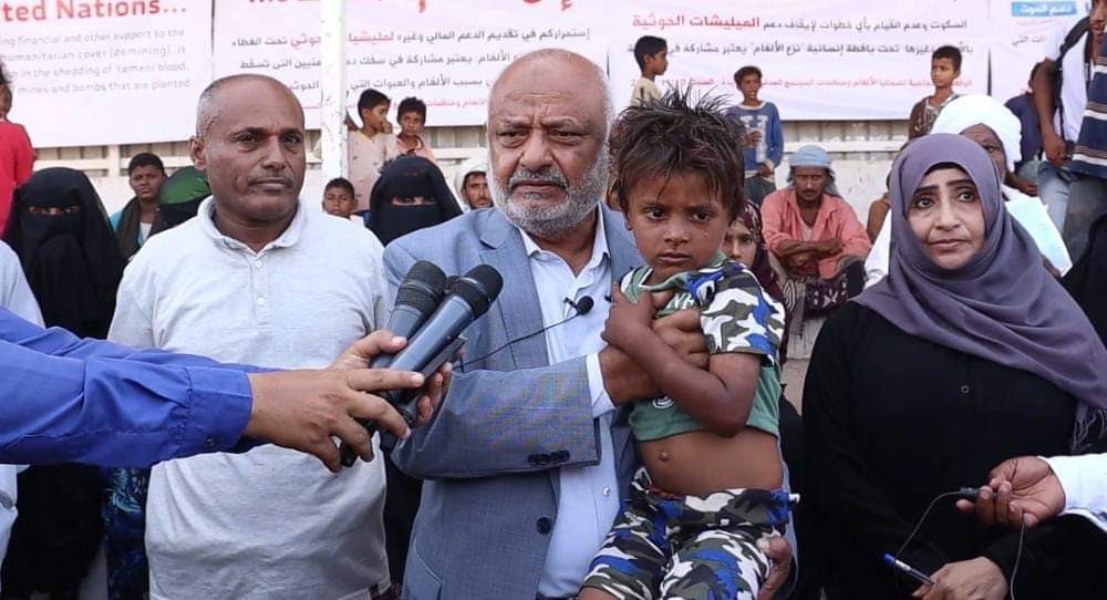 وقفة احتجاجية في الخوخة تندد بدعم الامم المتحدة الحوثيين في مجال الألغام