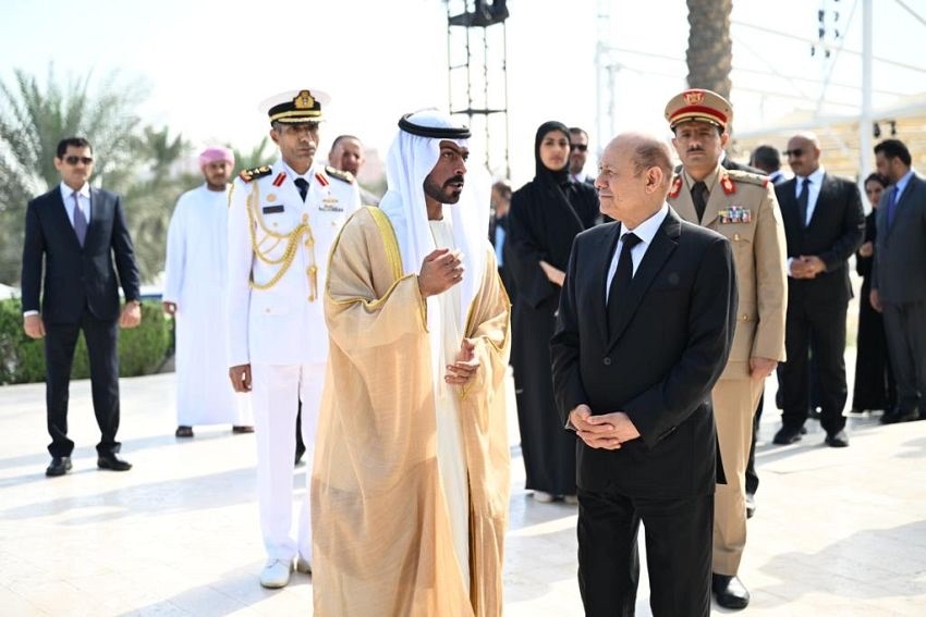 رئيس واعضاء مجلس القيادة الرئاسي يزورون واحة الشهداء الاماراتيين