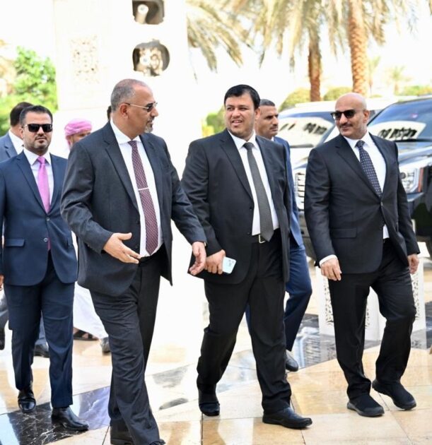 رئيس واعضاء مجلس القيادة الرئاسي يزورون واحة الشهداء الاماراتيين