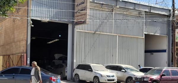 أكاديمية يمنية بصنعاء تكشف عن منع الحوثيين لها من صيانة سيارتها