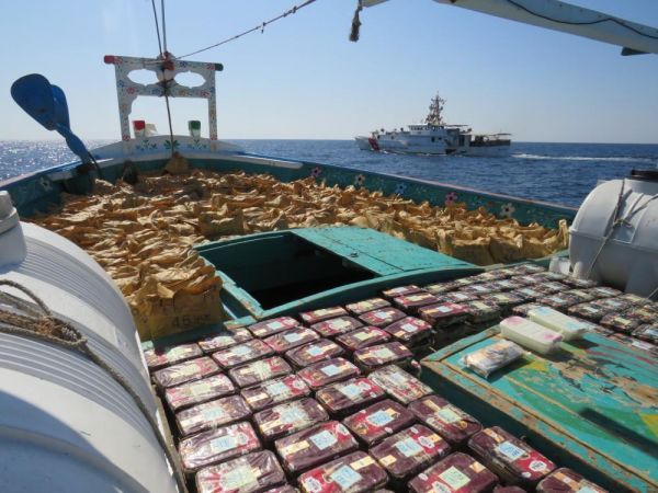 البحرية الأمريكية تصادر مخدرات كانت على متن سفينة صيد في خليج عمان