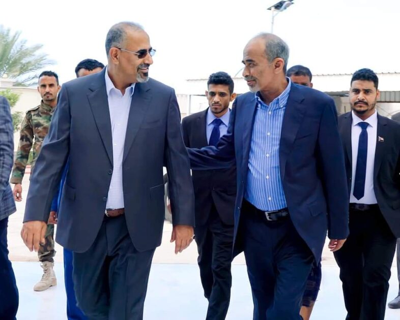 عضو القيادة الرئاسي عيدروس الزُبيدي يستقبل وزير الدفاع الأسبق اللواء محمود الصبيحي
