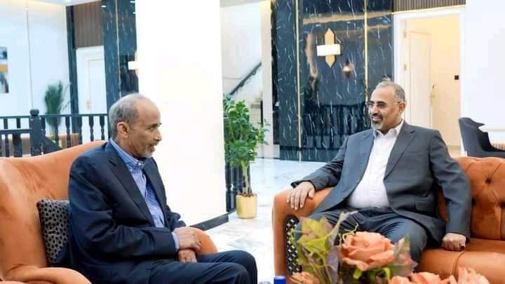 عضو القيادة الرئاسي عيدروس الزُبيدي يستقبل وزير الدفاع الأسبق اللواء محمود الصبيحي