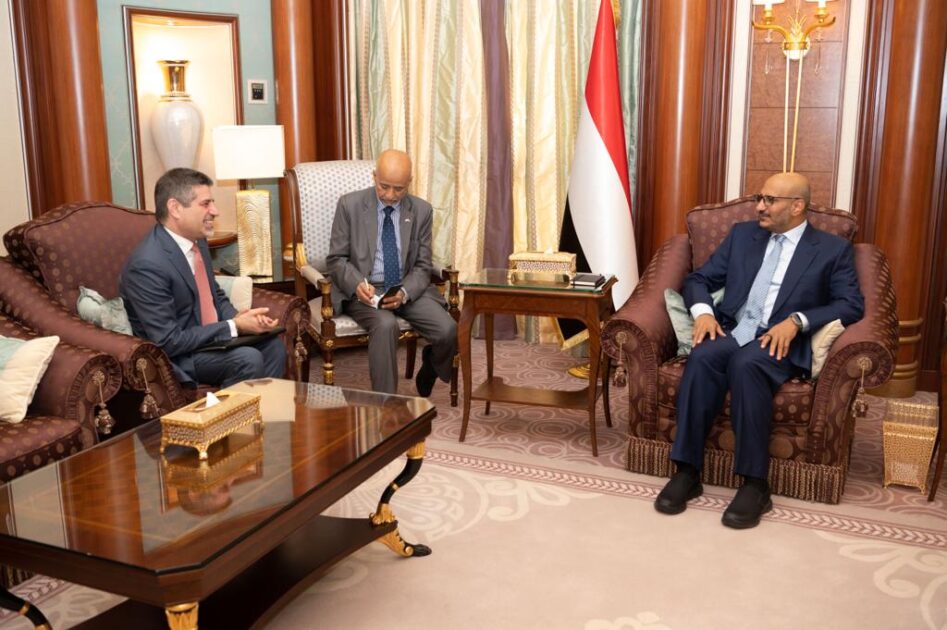 العميد طارق عضو القيادة الرئاسي يناقش مع السفير الأمريكي مستجدات الأوضاع في اليمن 