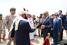 بعد اسرهم لسنوات .. العميد طارق يستقبل نجله وشقيقه بعد تحريرهم من قبضة مليشيا الحوثي (صور)