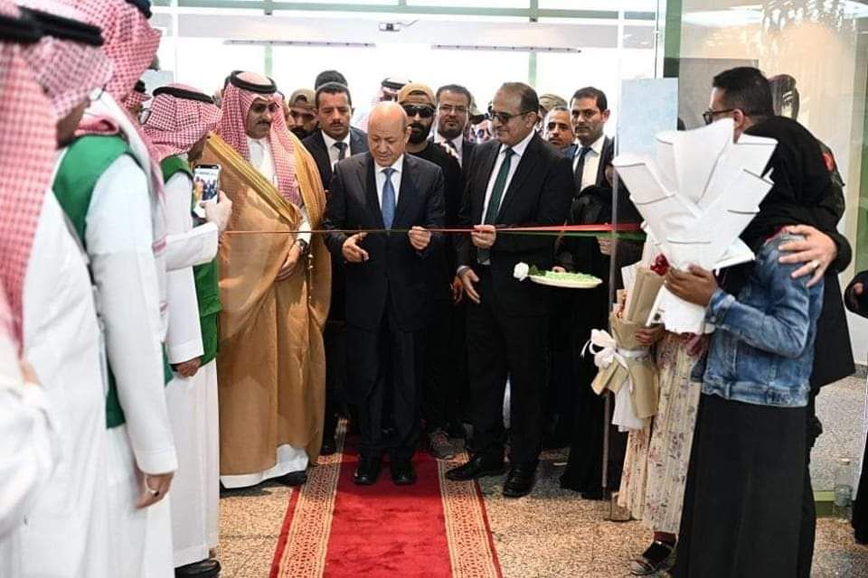 رئيس مجلس القيادة الرئاسي يفتتح مستشفى عدن ومركز القلب ضمن حزمة مشاريع تمولها السعودية(صور)
