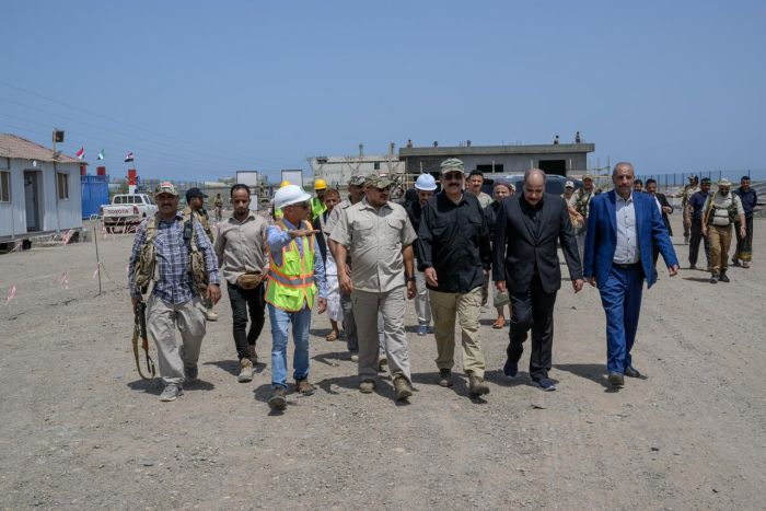 العميد طارق صالح يتفقد مشروع توليد الكهرباء بالطاقة الشمسية في المخا