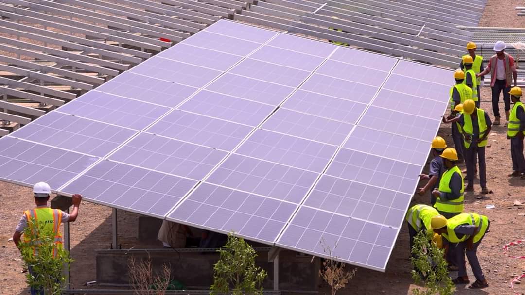 بدء تركيب الألواح الشمسية لمشروع الطاقة محطة الطاقة الشمسية بالمخا
