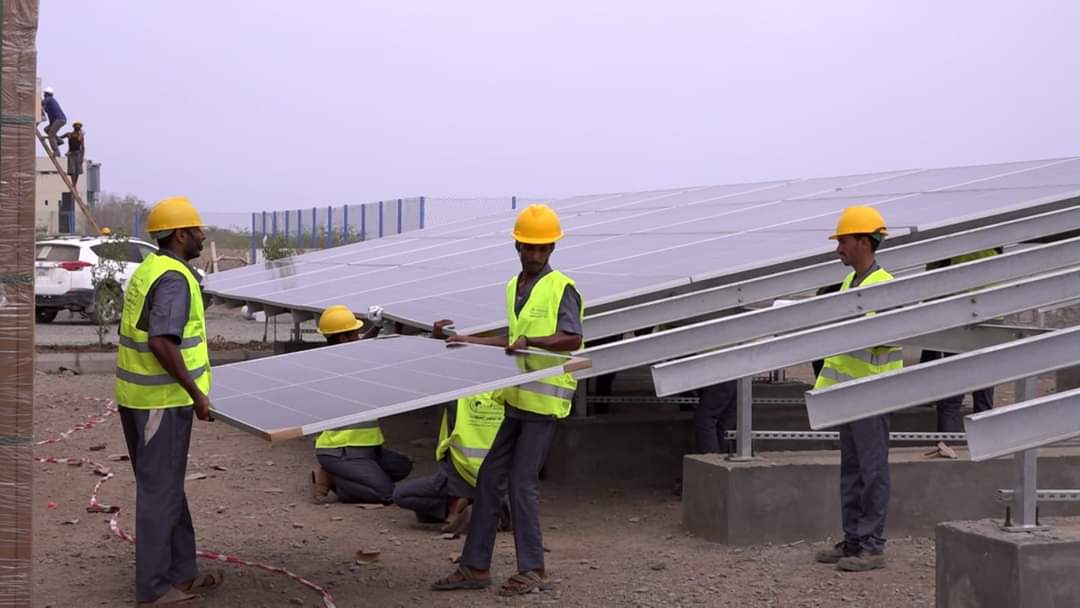 بدء تركيب الألواح الشمسية لمشروع الطاقة محطة الطاقة الشمسية بالمخا
