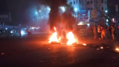 مظاهرات غاضبة في عدن تقطع الشوارع الرئيسية