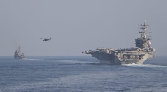مليشيا الحوثي تحاول استهداف مدمرة أمريكية في خليج عدن بصاروخين بالستيين