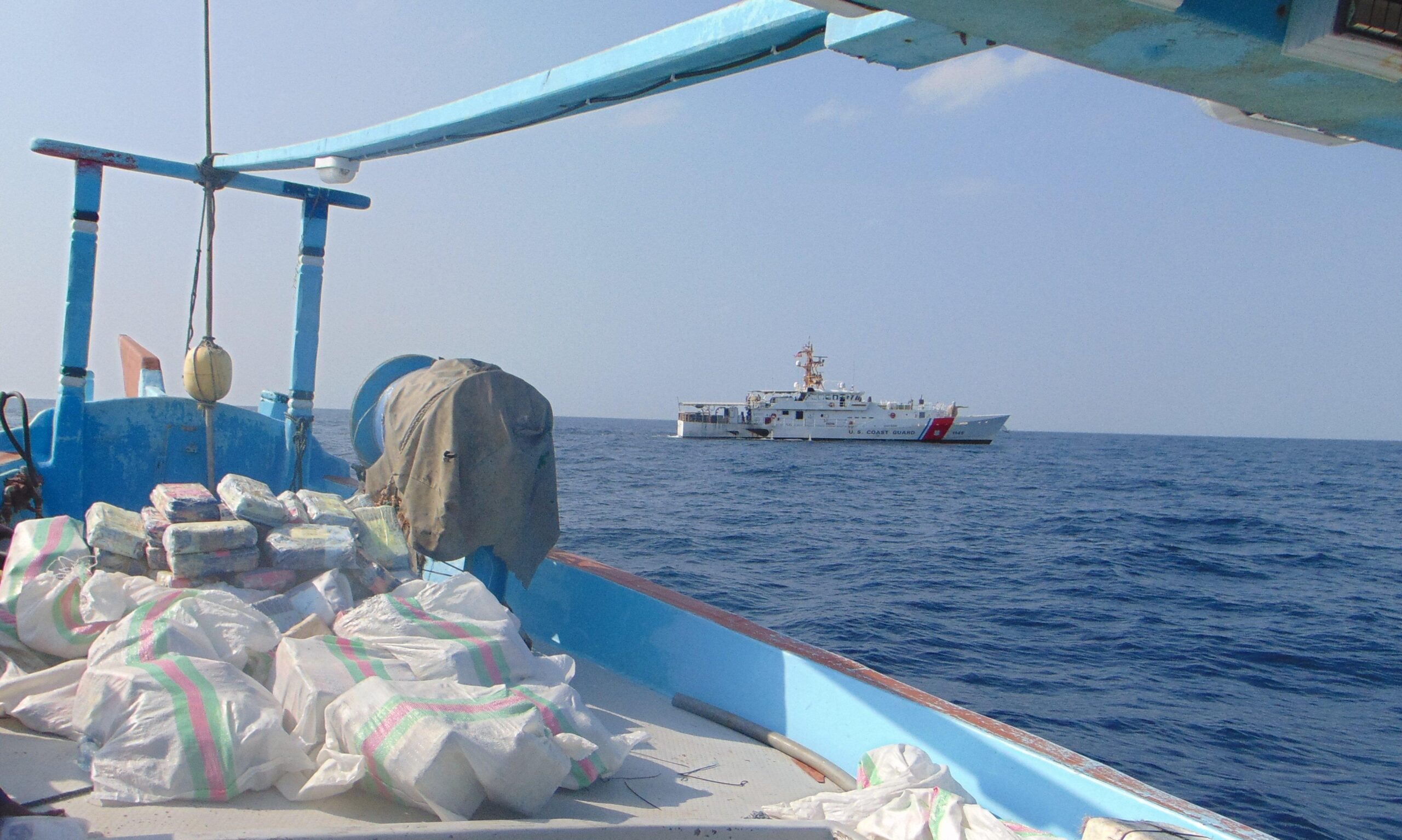 البحرية الامريكية: صادرنا مخدّرات تقدر قيمتها بـ11 مليون دولار من قارب في خليج عمان