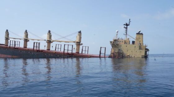 مهددة بالغرق خلال 48 ساعة.. فريق حكومي يزور سفينة "روبي مار" ويعاين الاضرار