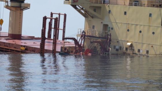 مهددة بالغرق خلال 48 ساعة.. فريق حكومي يزور سفينة "روبي مار" ويعاين الاضرار