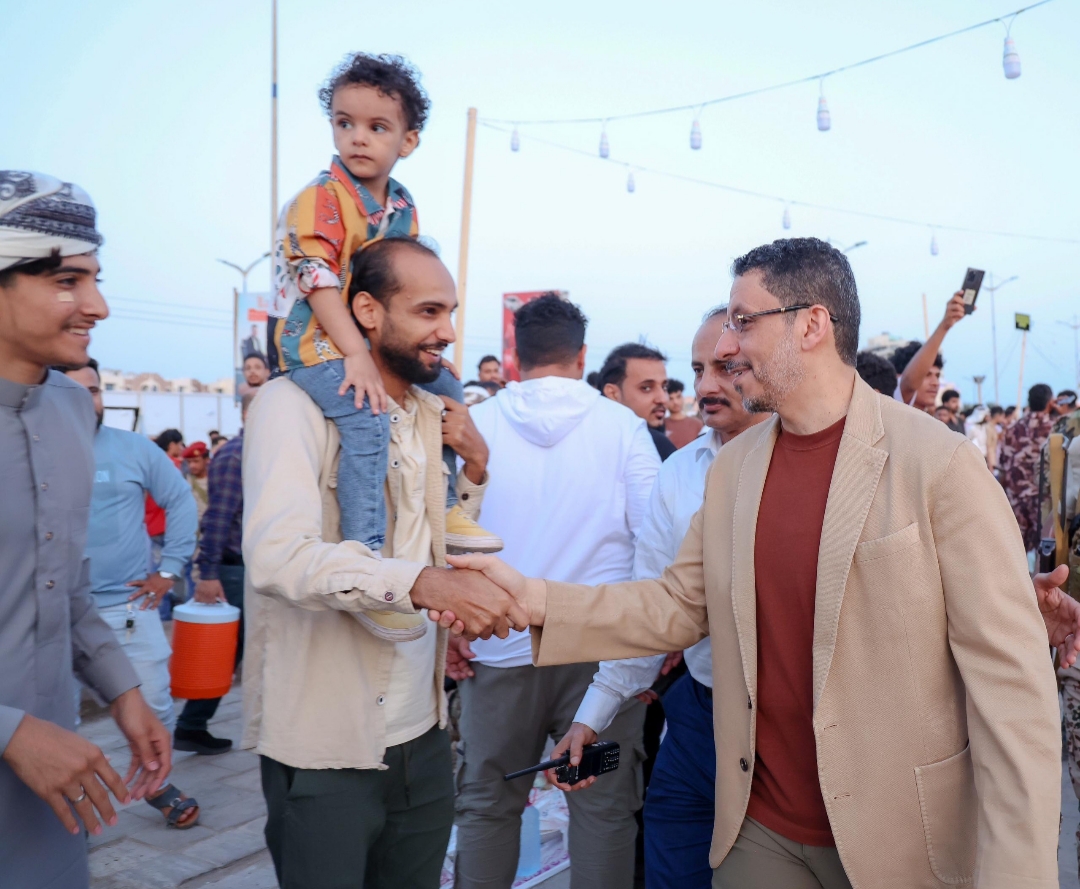 رئيس الوزراء يقوم بزيارة ميدانية ويشارك في إفطار شبابي بالعاصمة عدن