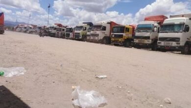 مليشيا الحوثي تحتجز عشرات الشاحنات في منفذ مستحدث بتعز