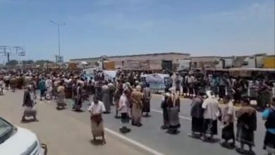 الحديدة.. سائقو النقل الثقيل يتظاهرون ضد تعسفات مليشيا الحوثي