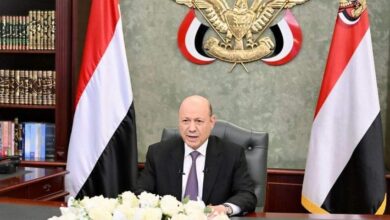 الرئاسي يتعهد بالمضي بسياسة "الحزم الاقتصادي" ضد الحوثي