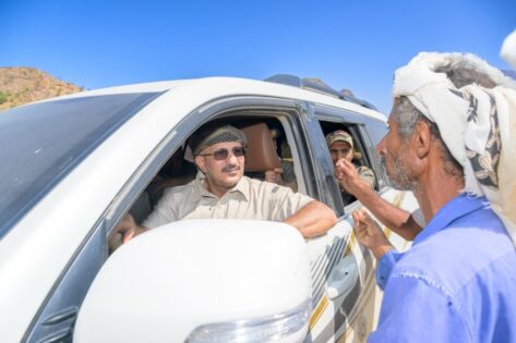 نائب رئيس مجلس القيادة طارق صالح يتفقد مشاريع طرق رئيسية في الساحل الغربي